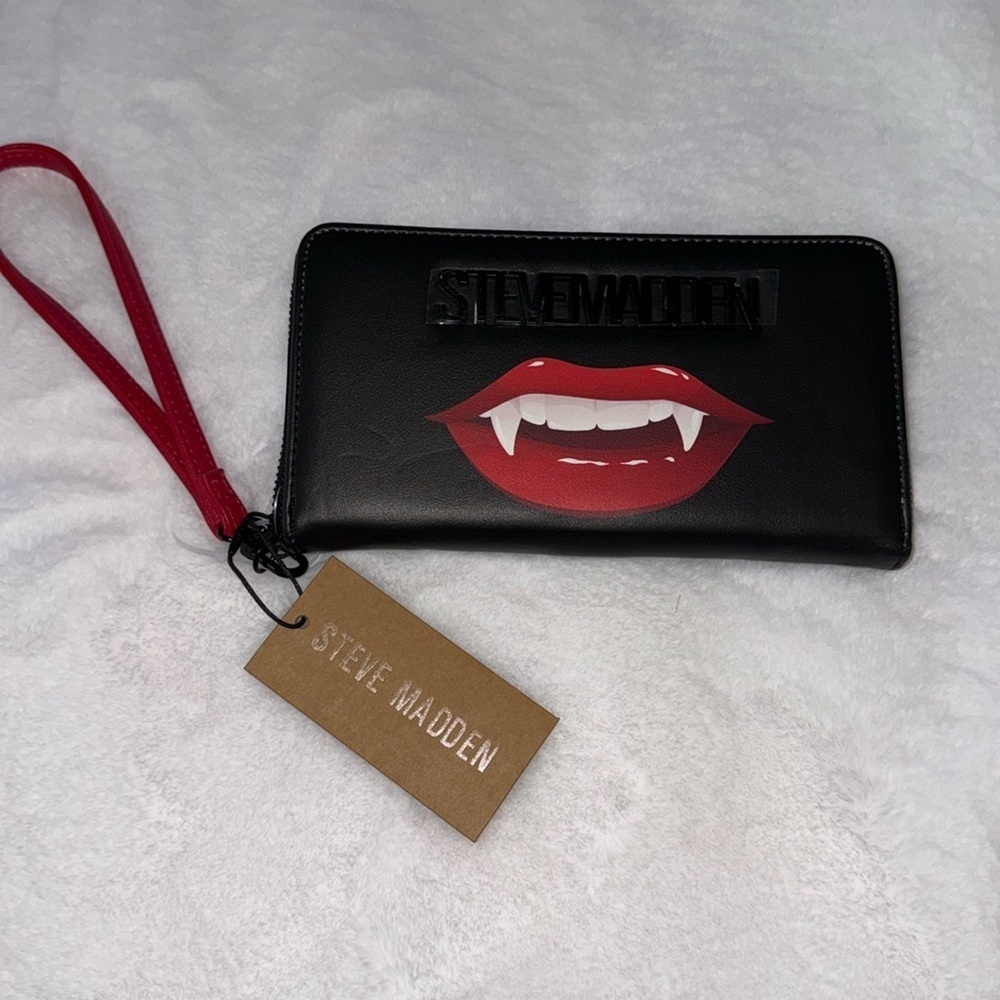 COPY - Steve Madden Black Wallet Red Vampire Lips Wrist Strap NWT 👄🧛🏻‍♀️